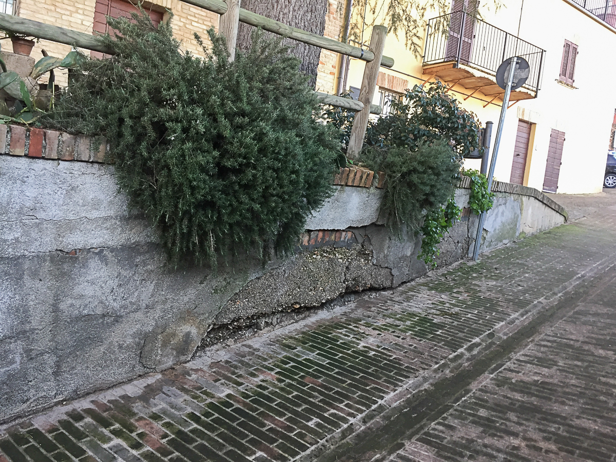 Il centro storico di Corinaldo presenta alcune proelbmatiche legate alla mancata manutenzione di alberi, ringhiere e pavimentazione