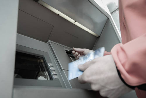 Truffa del bancomat: a Fabriano un 30enne perde alcune migliaia di euro