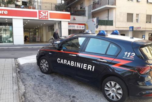 Falconara, razzia in tre supermercati. I carabinieri arrestano un 23enne