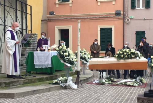«Ora qualcun altro avrà cura di Filippo», grande dolore al funerale dello studente di Monsano