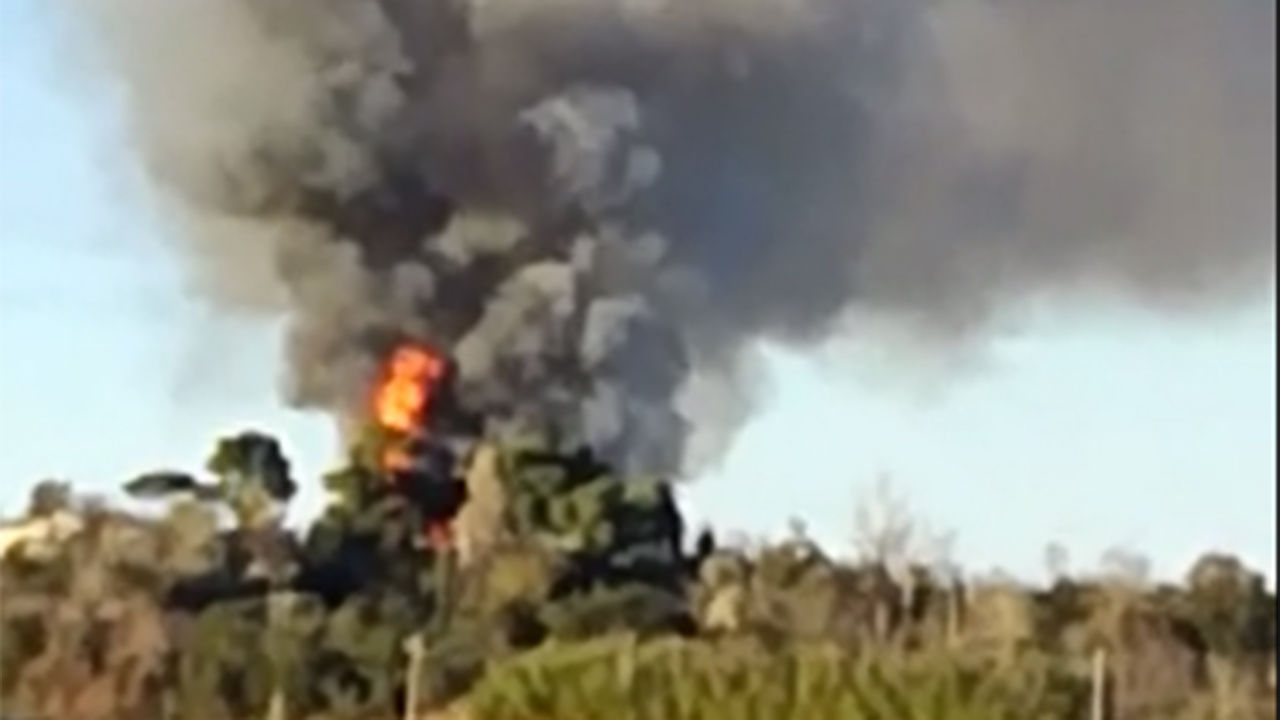 L'alta colonna di fumo e le fiamme scaturite nell'incendio allo Shalimar di Senigallia