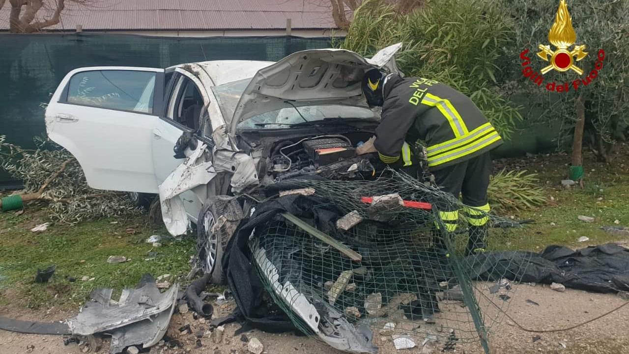 L'auto distrutta dopo l'incidente stradale a Serra de' Conti