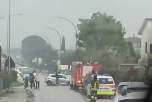 Castelbellino, urta l’auto in manovra: una donna ferita soccorsa dal 118