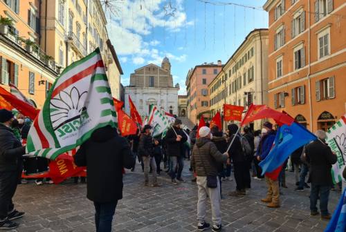 Caterpillar, i lavoratori davanti alla Prefettura di Ancona: «Venderemo cara la pelle»