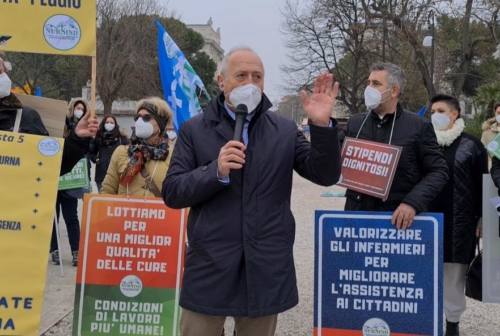 Ancona, sciopero degli infermieri Nursind. Saltamartini: «Apriamo un tavolo di contrattazione, io sono qui insieme a voi»