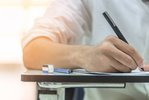 Multe a studenti che aggrediscono i professori. La psicoterapeuta: «Soluzione che colpisce le famiglie, non educa i ragazzi»