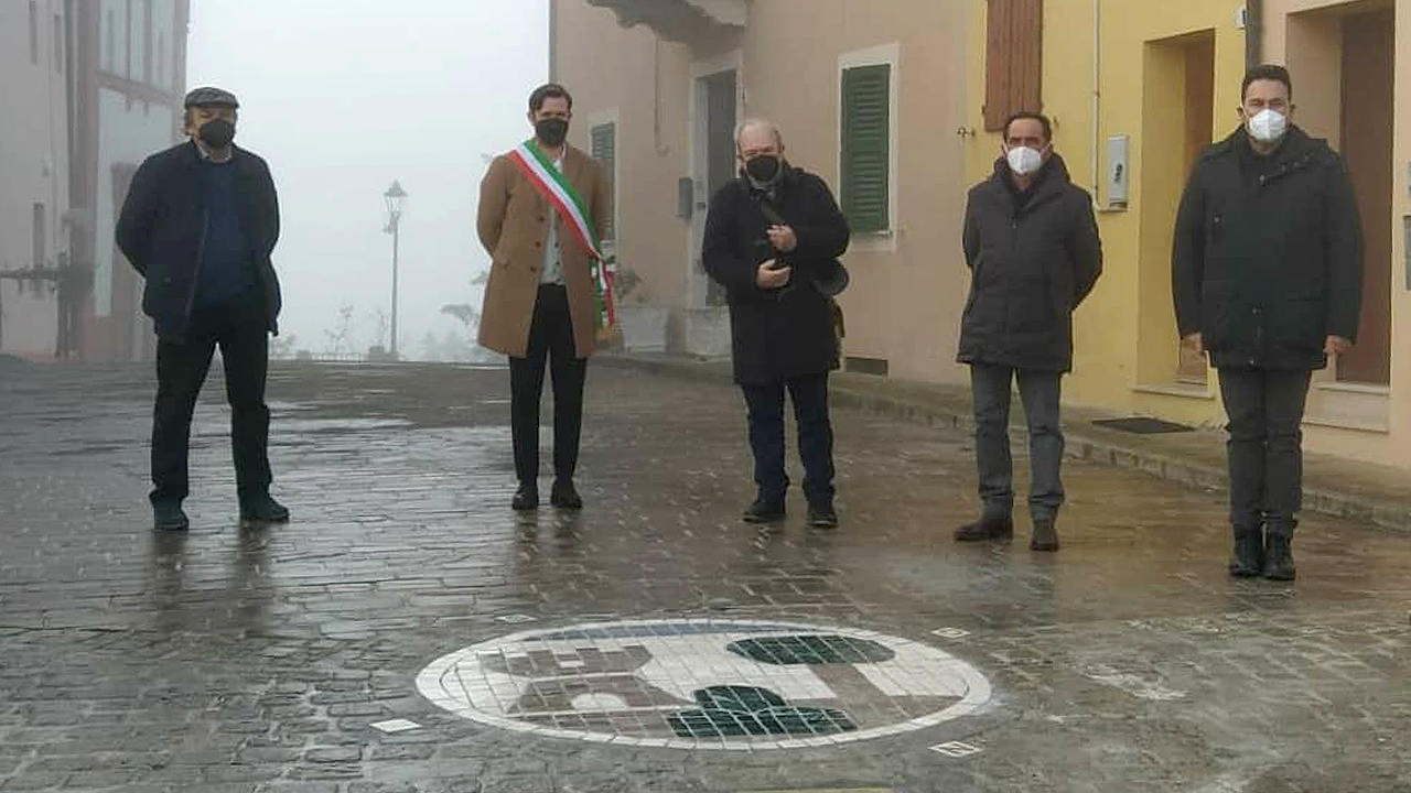 Lo stemma in piazza Leopardi per il centenario del cambio di nome di Castel Colonna