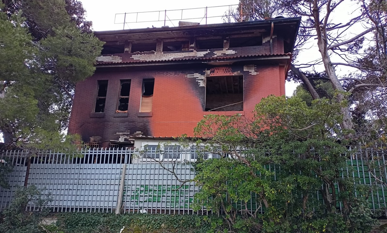 L'edificio rimasto danneggiato dall'incendio all'ex Shalimar di Senigallia