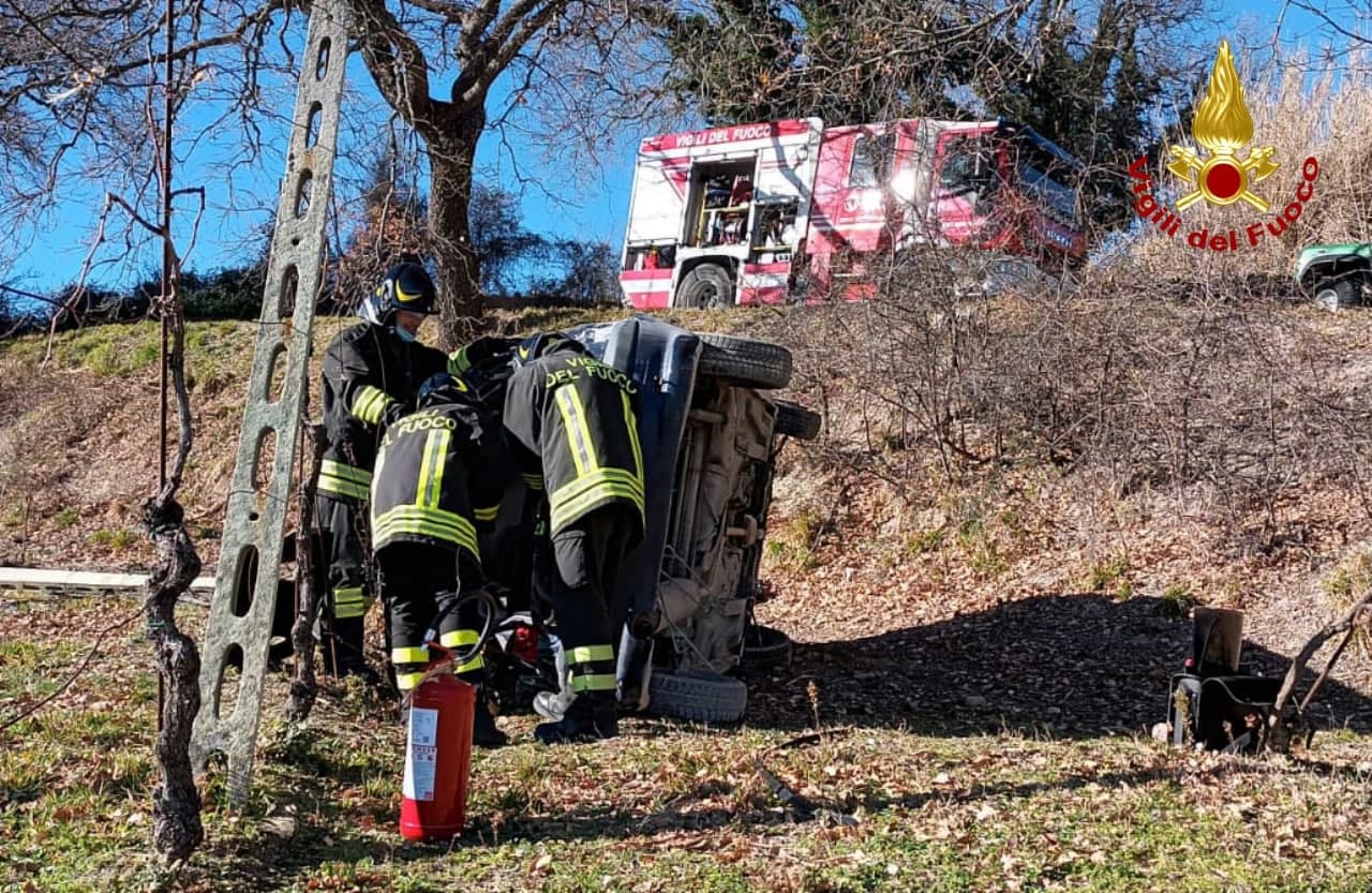 I soccorsi dopo l'incidente a Prosano di Arcevia