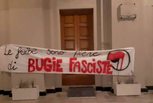 “Le foibe sono piene di bugie fasciste”, striscione rivolto al presidente del consiglio comunale di Senigallia
