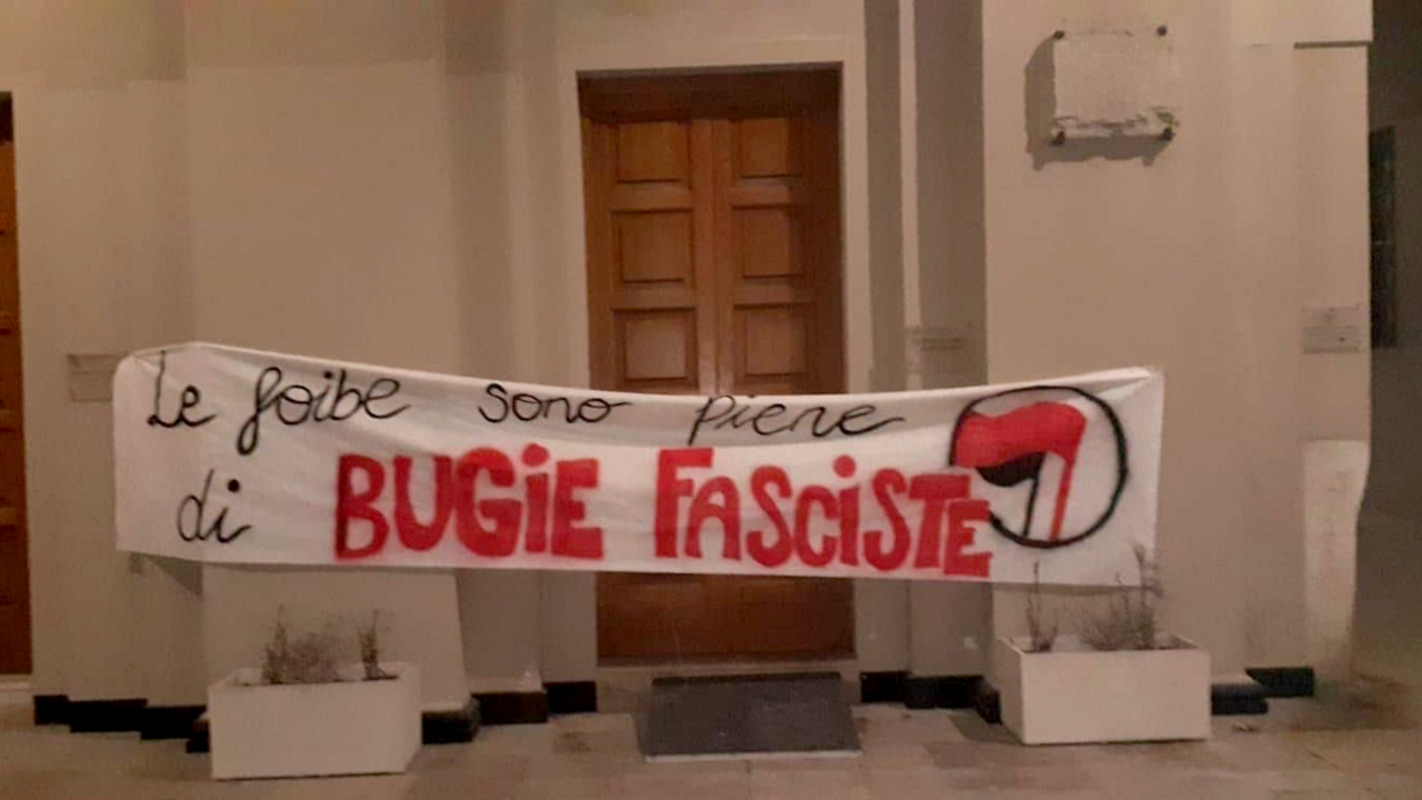 Lo striscione sulle foibe appeso davanti la presidenza del consiglio comunale di Senigallia