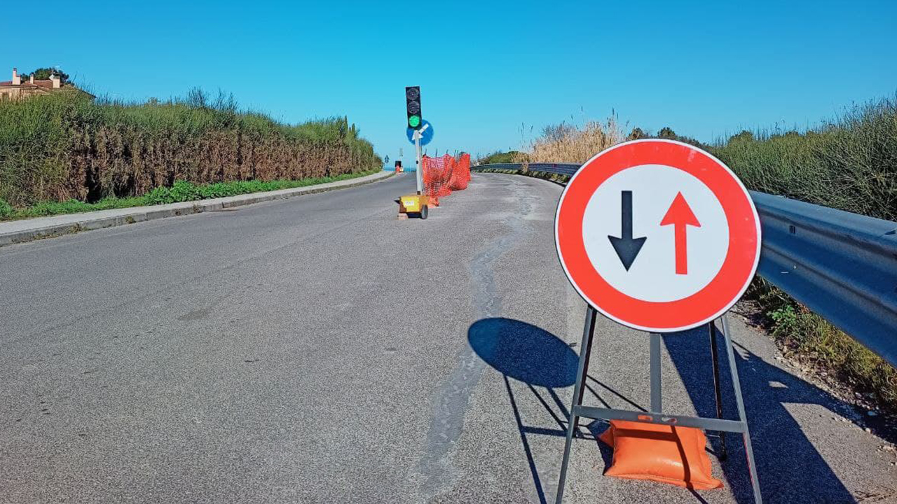Montemarciano, via San Arco: il semaforo mobile dopo la riparazione delle grosse crepe sull'asfalto