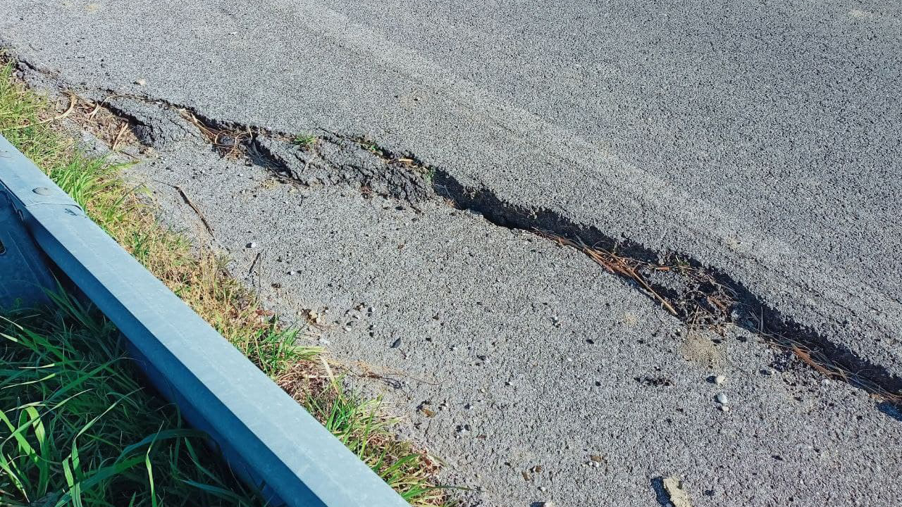 Una delle grosse crepe sull'asfalto in via San Arco, a Montemarciano, ancora non risolte