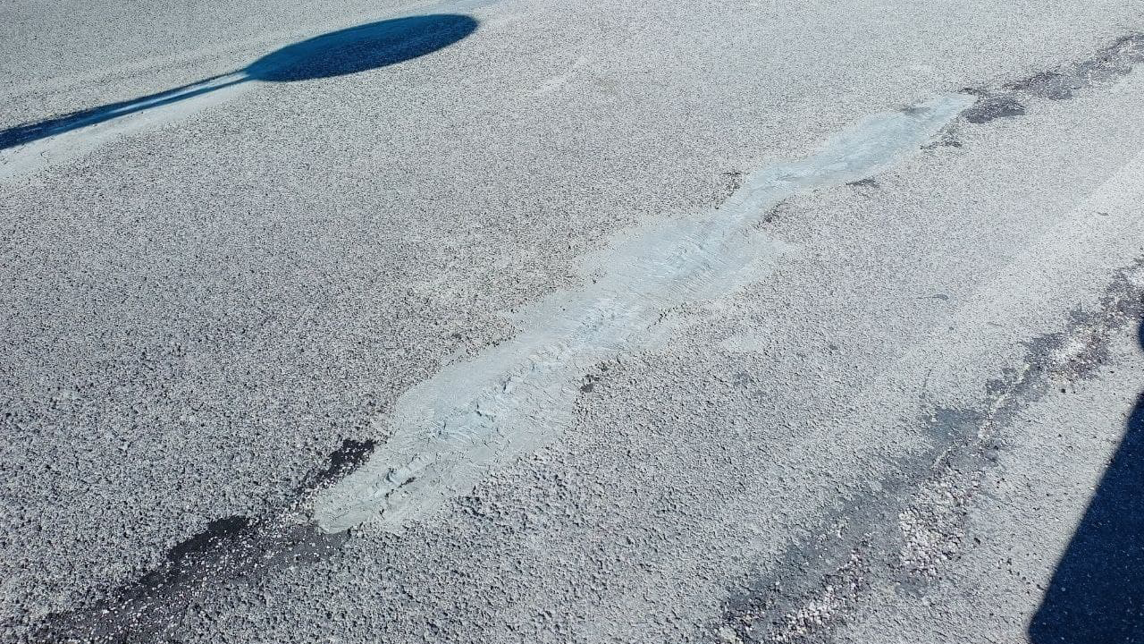 L'intervento di riparazione delle grosse crepe sull'asfalto in via San Arco, a Montemarciano
