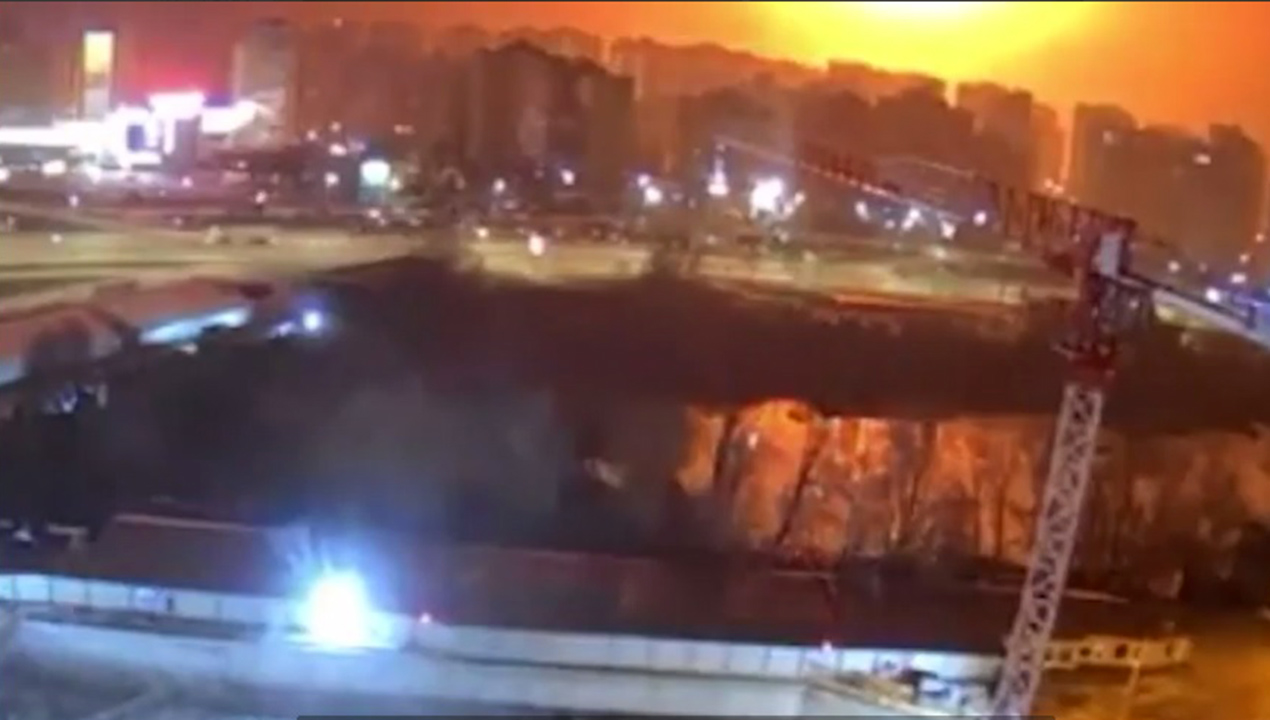 Il cielo notturno di Kiev illuminato dai bombardamenti