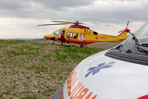 Auto impazzita falcia un gruppo di ciclisti a Jesi: due feriti gravi