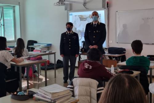 Poliziotti in cattedra con gli studenti di Macerata per educare alla legalità