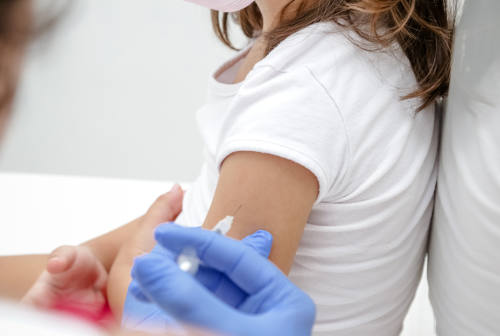Vaccinazioni anti-covid: via alle prenotazioni per i bambini da 6 mesi a 4 anni. Rinnovata l’intesa con le farmacie
