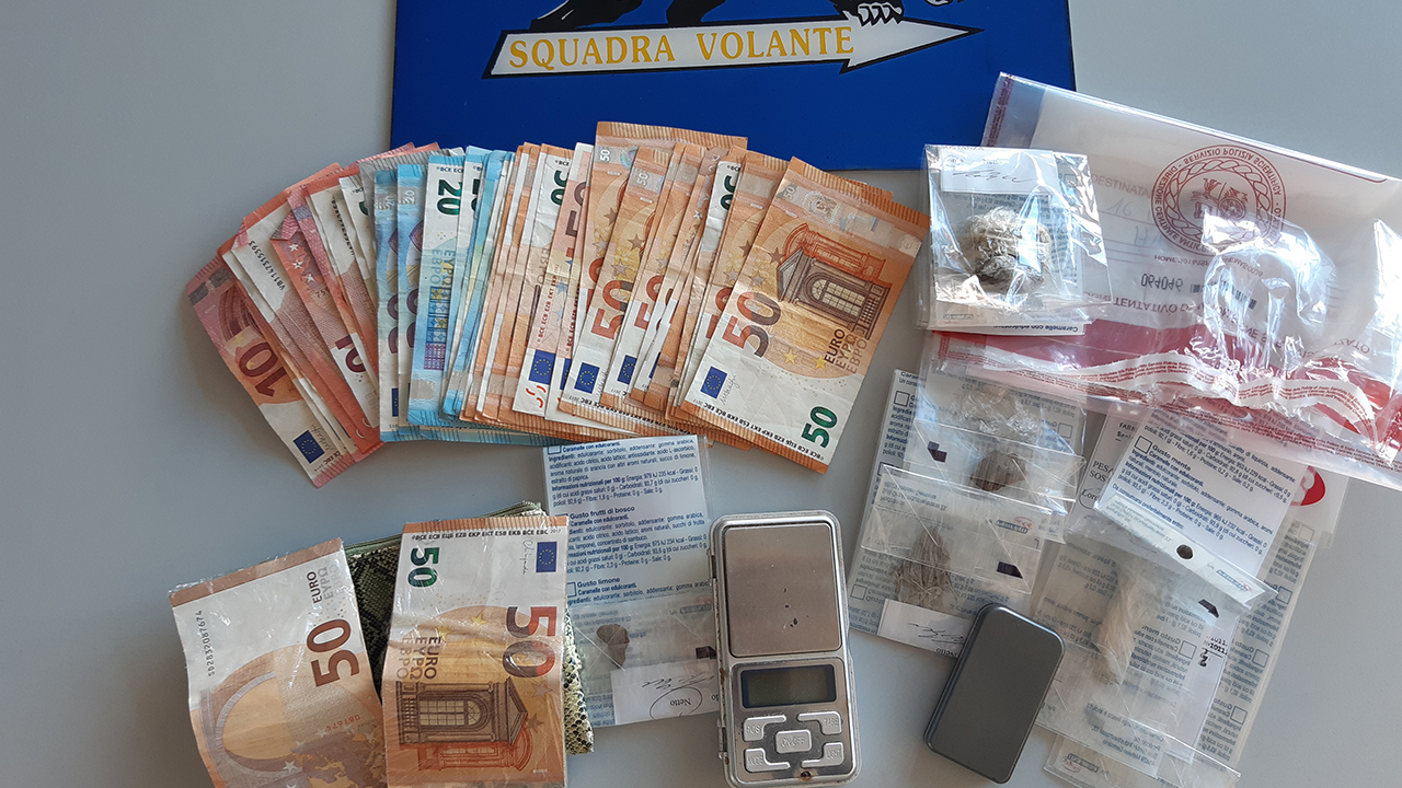 La droga, i soldi e altri strumenti per lo spaccio sequestrati dalla Polizia a Senigallia