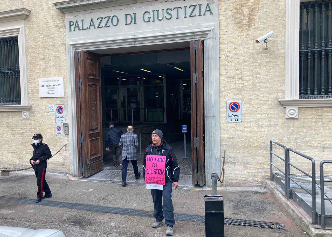 La protesta davanti al tribunale di Ancona