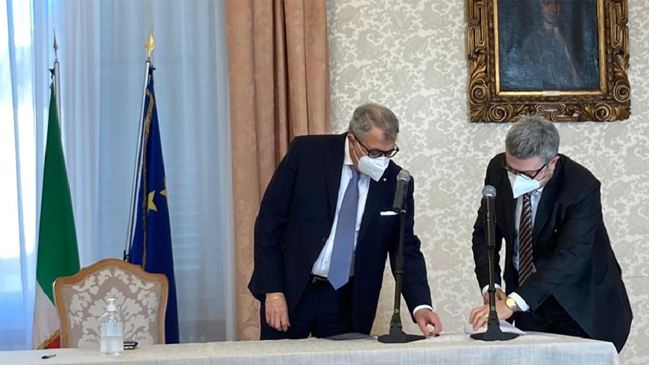 La firma del protocollo d'intesa per la legalità da parte del sindaco di Senigallia Massimo Olivetti e del prefetto di Ancona Darco Pellos
