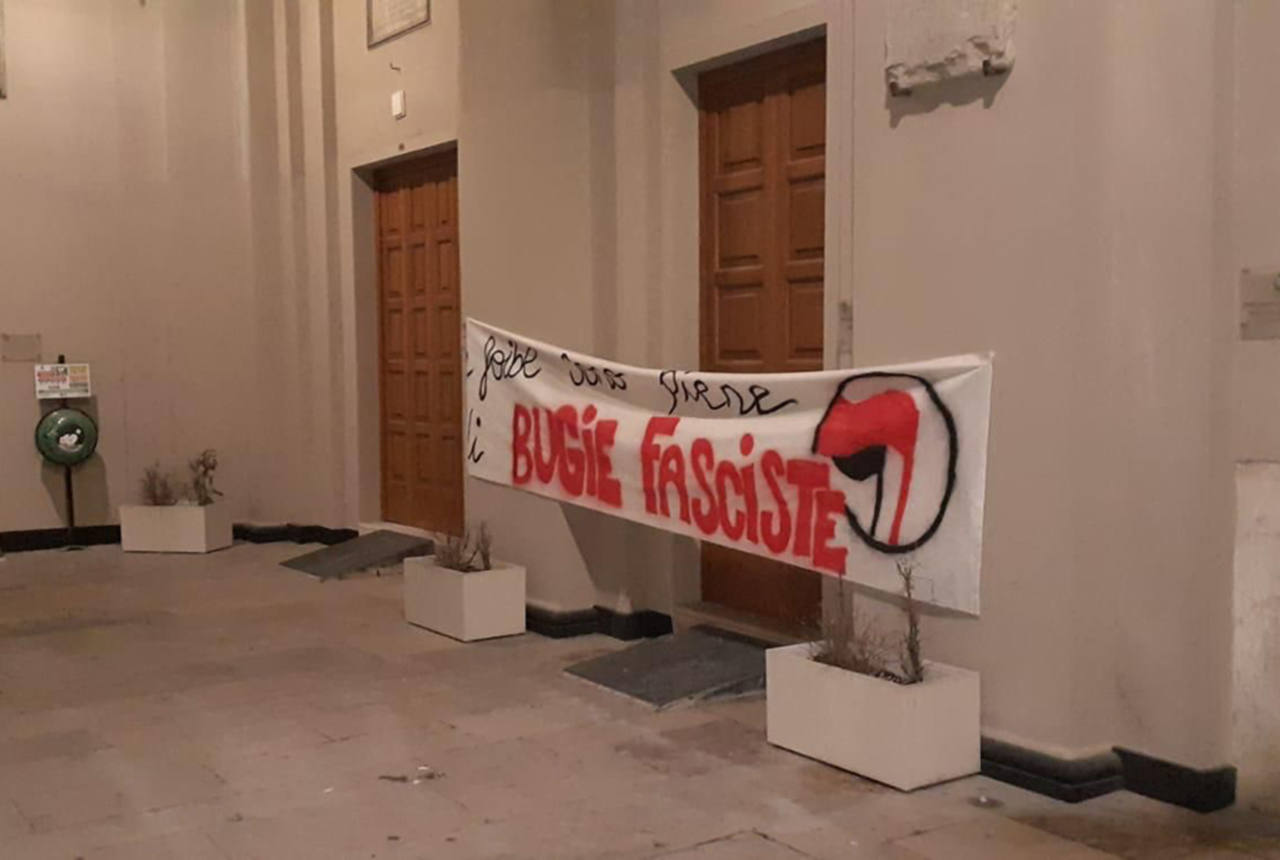 Lo striscione su foibe e fascismo apparso sotto al Comune di Senigallia