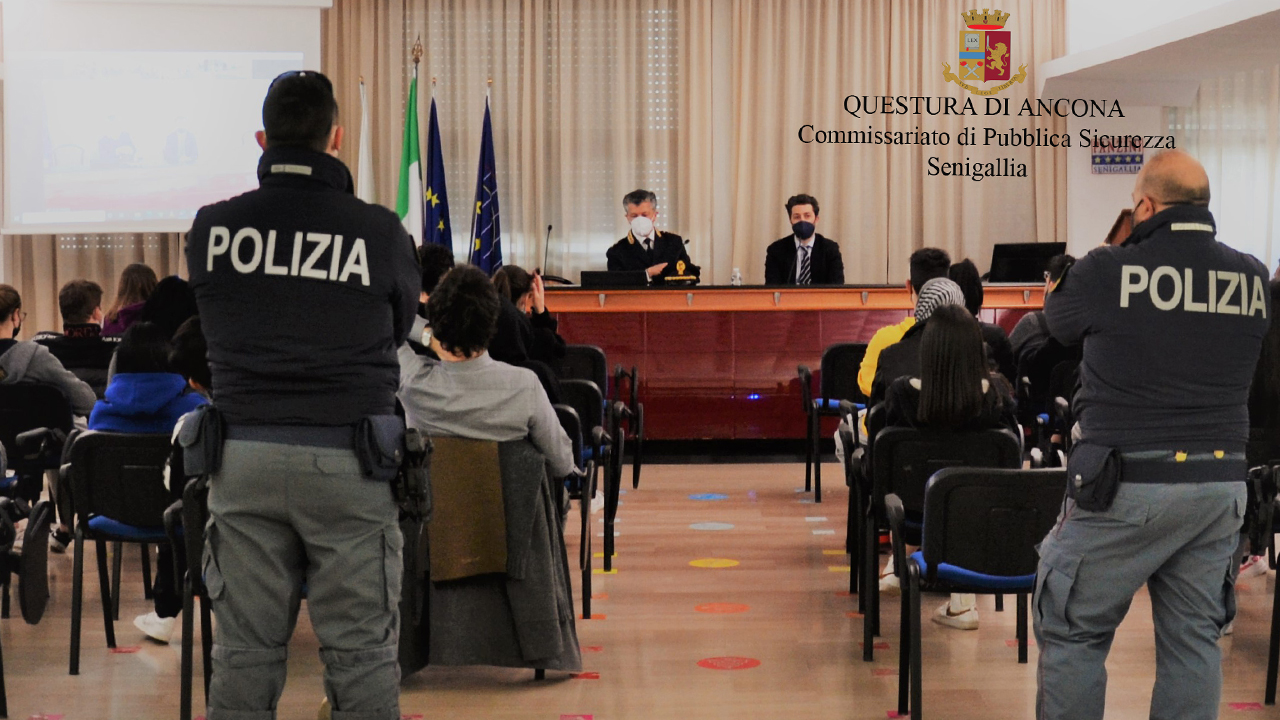 Uno degli incontri svolti a scuola dalla Polizia di Senigallia. Al centro il dirigente del Commissariato Agostino Licari e il dirigente dell'istituto Panzini Alessandro Impoco