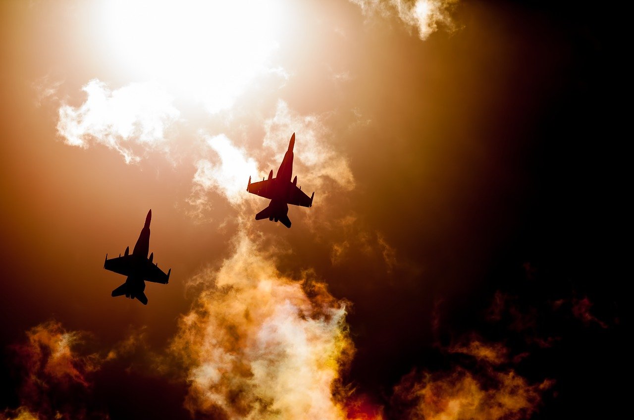 jet, missili, guerra, pace. Foto da Pixabay.com