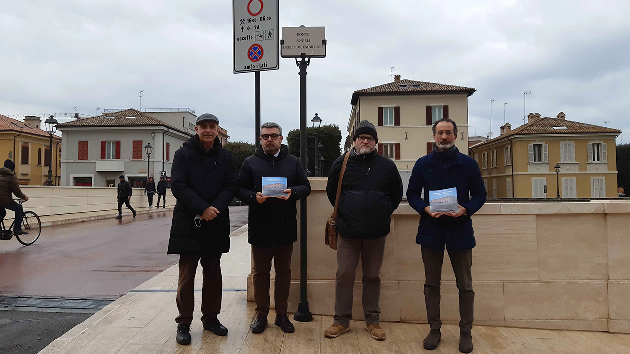 La consegna del libro “Senigallia: storia e immagini del ponte del Corso” da parte dei due autori all'amministrazione comunale: da sinistra Paolo Formiconi, il sindaco Massimo Olivetti, Gianluca Quaglia e l'assessore Riccardo Pizzi