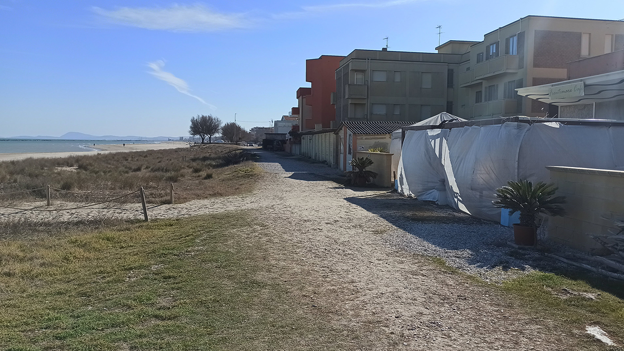Tra strada Sesta e strada Prima, in zona Cesano, c'è un percorso di ghiaia che diverrà ciclopedonale, tra le case e l'arenile
