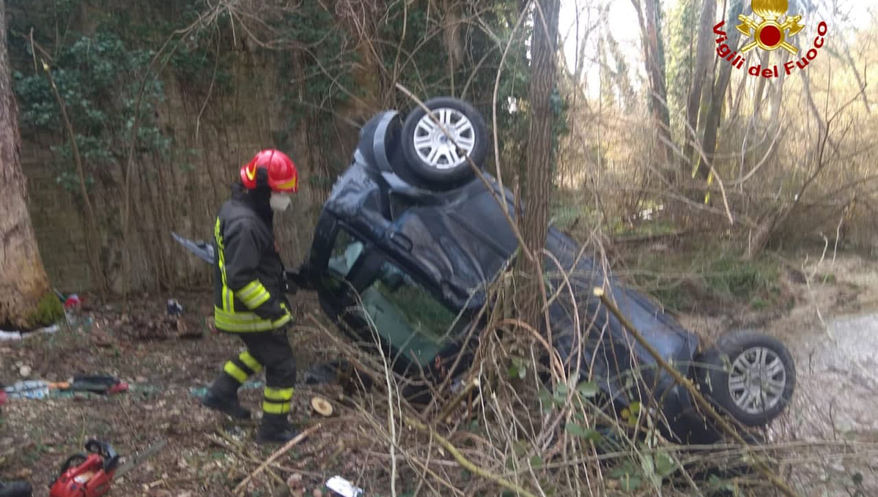 L'auto volata giù dal ponte