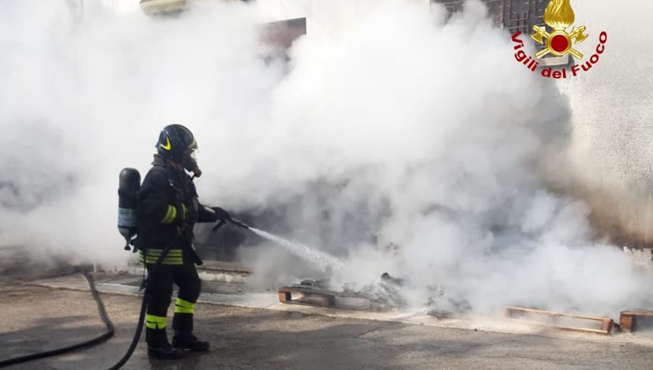 Fano, incendio all’esterno di un’attività commerciale