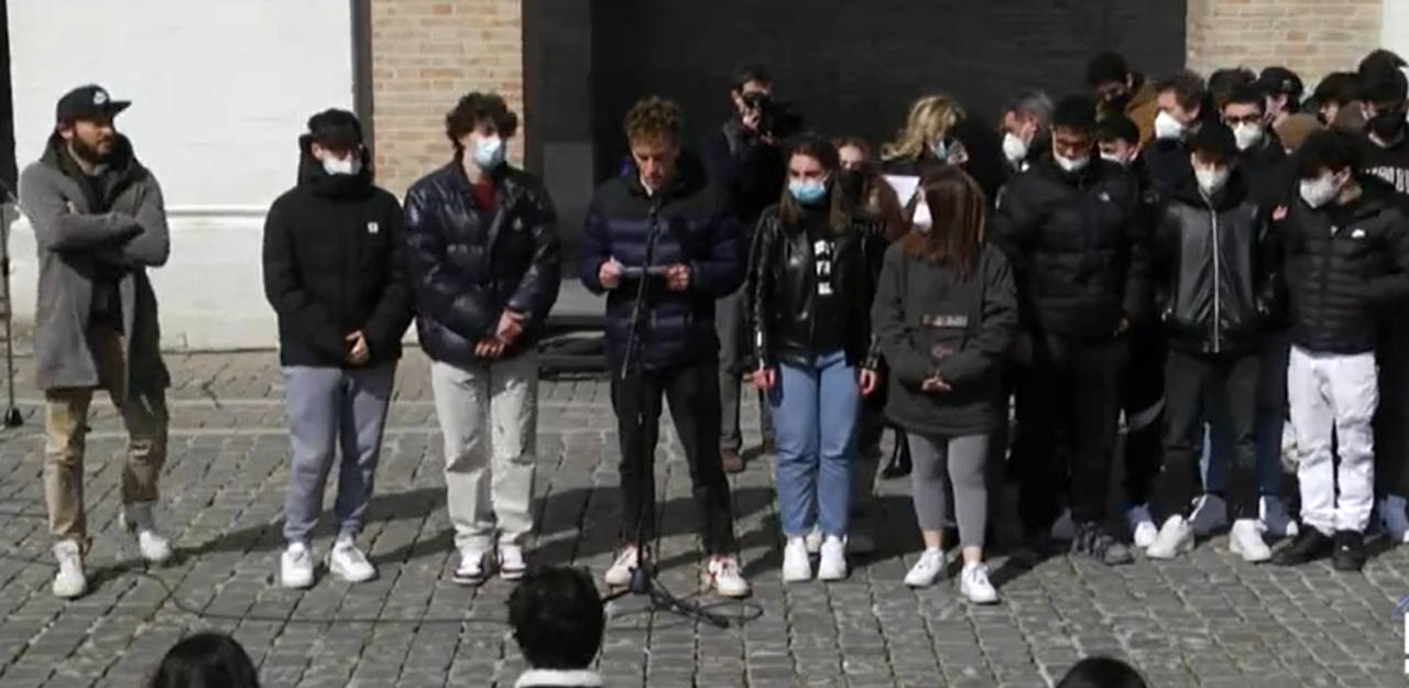 I giovani del Don Orione in piazza contro la guerra