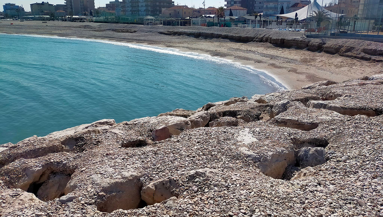 erosione sulla spiaggia di Sassonia (foto Vittorio Longhini) 