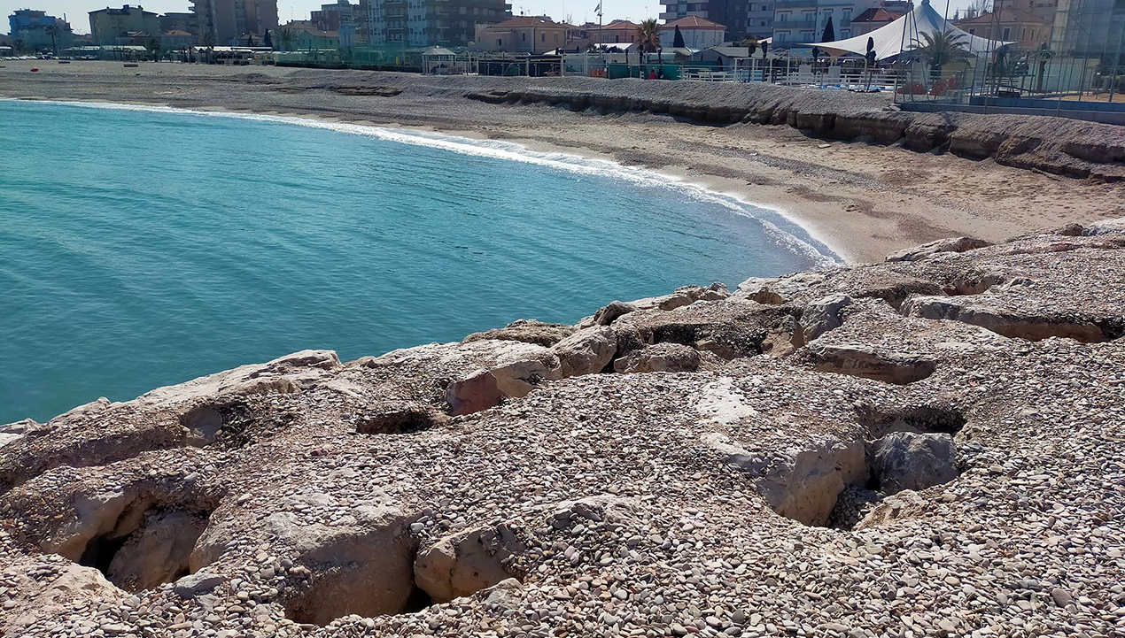 erosione sulla spiaggia di Sassonia (foto Vittorio Longhini)