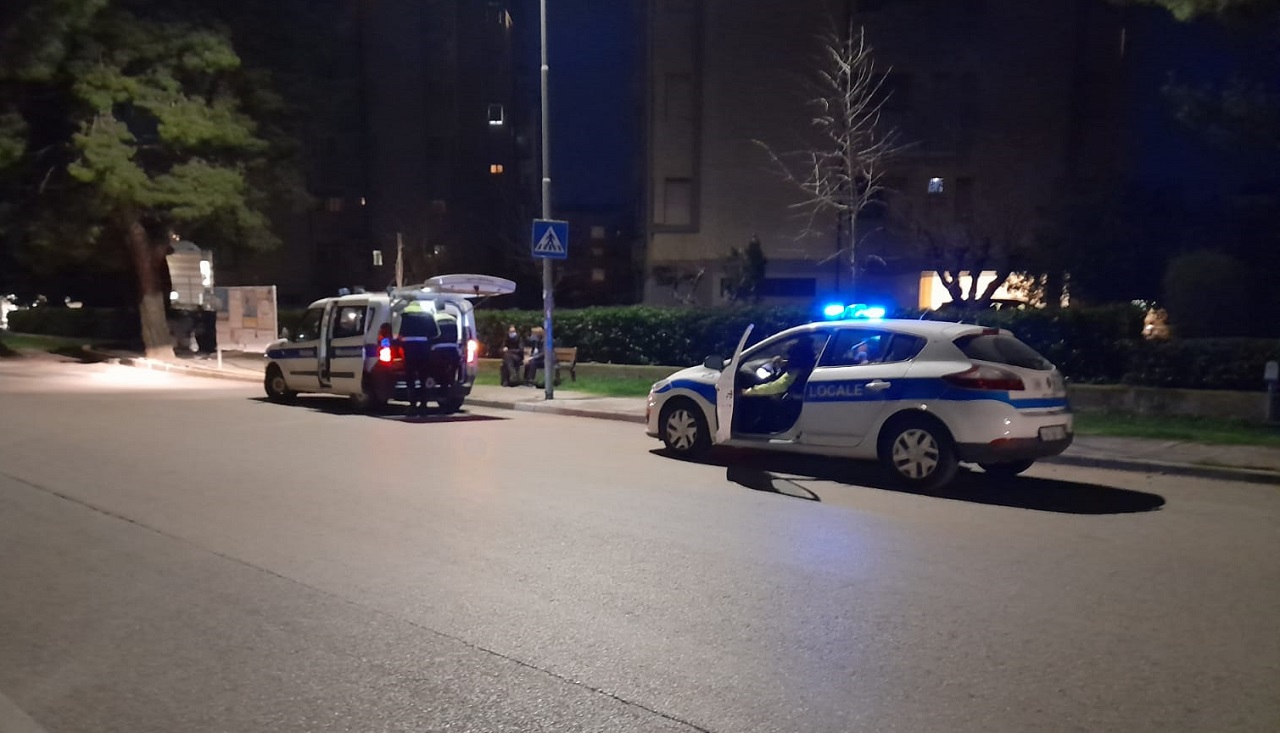 La polizia locale di Senigallia impegnata nei rilievi dell'incidente stradale che ha visto un ciclista investito da un'auto