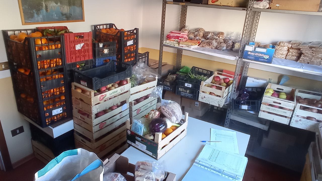 Una delle iniziative delle Brigate Volontarie per l'Emergenza - Marche: la raccolta e distribuzione di cibo e beni alimentari
