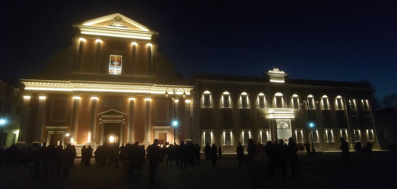 Nuove luci illuminano il duomo e il palazzo vescovile di Senigallia dopo l'intervento di restauro delle facciate