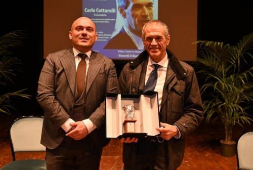 Osimo, l’economista Carlo Cottarelli a teatro per parlare di Marco Biagi