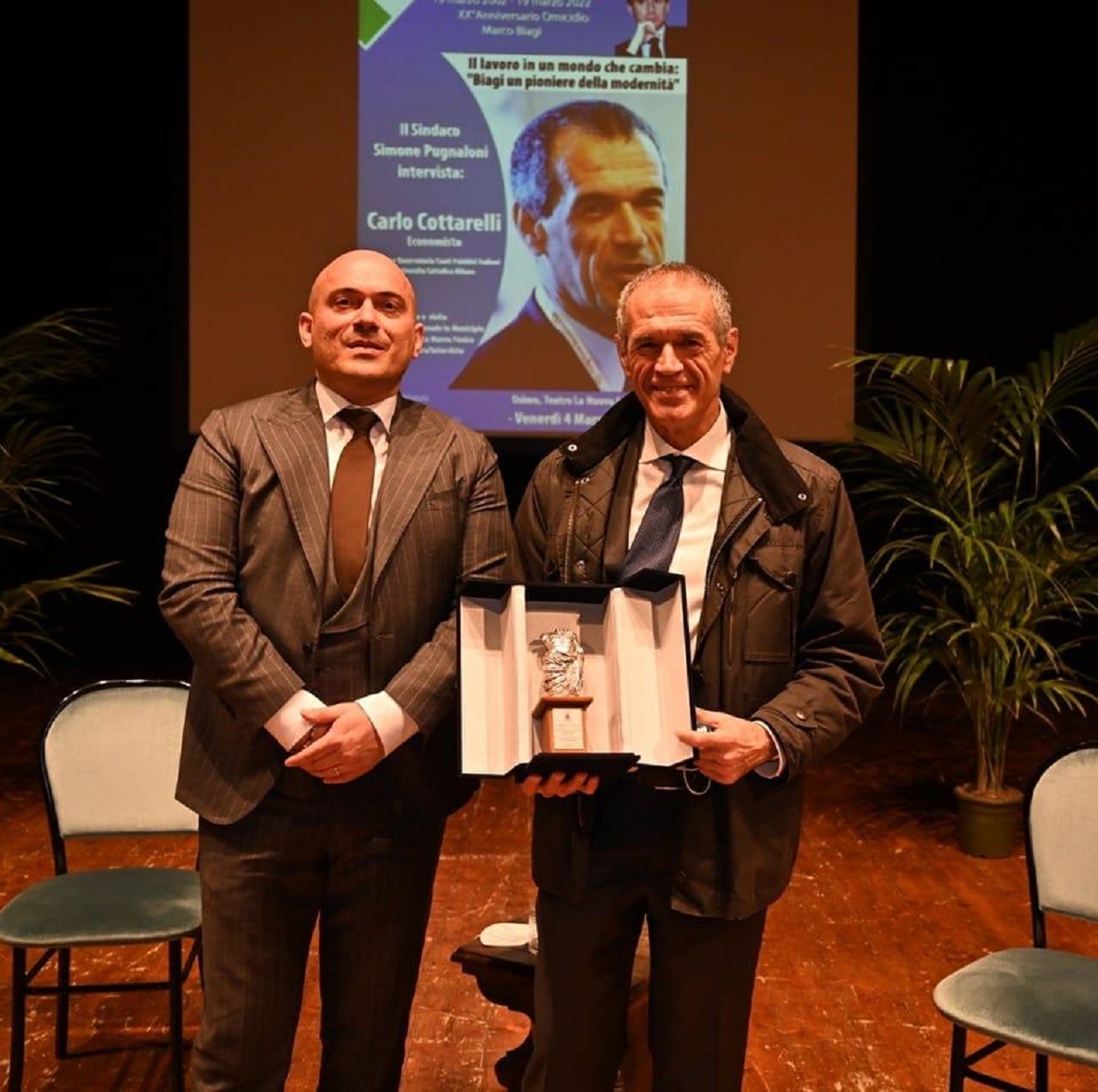 Il sindaco Simone Pugnaloni con il professor Carlo Cottarelli