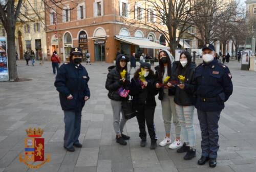 Festa della donna, la Polizia in piazza ad Ancona. Il questore: «Pensiero rivolto alle donne ucraine»