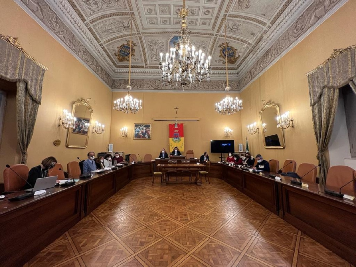 La Sala Gialla di Osimo rinnovata per il ritorno dei consiglieri