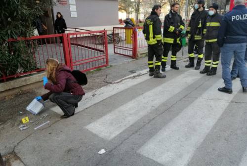 Pesaro, bottiglie bomba alla scuola: individuati i responsabili. «Volevamo imitare i video su YouTube»