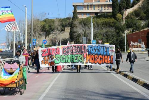 Clima e guerre, ad Ancona tornano Fridays For Future. Documento per transizione ecologica al presidente dell’Authority