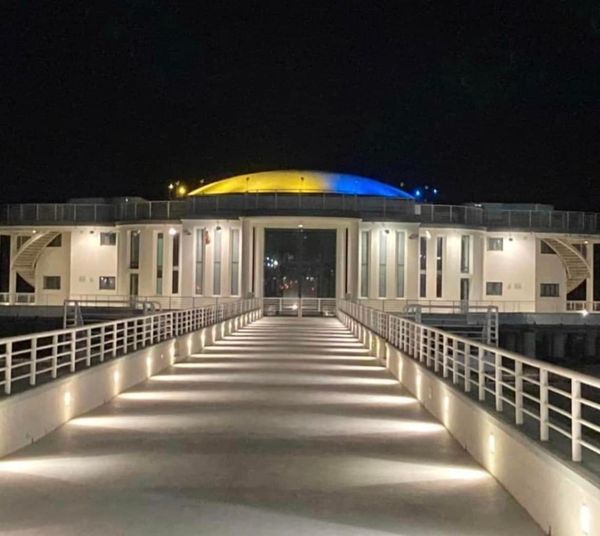 La rotonda di Senigallia illuminata coi colori della bandiera dell'Ucraina