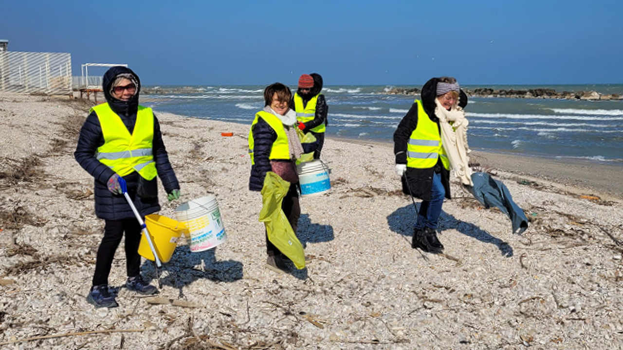 Le volontarie del gruppo "Spiaggia pulita" di Montemarciano