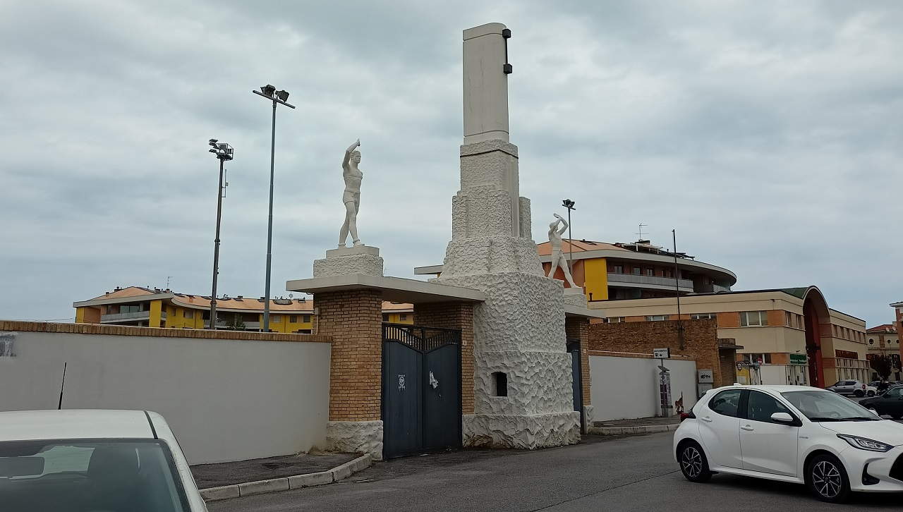Il portale di accesso allo stadio Bianchelli di Senigallia, con le statue datate 1933
