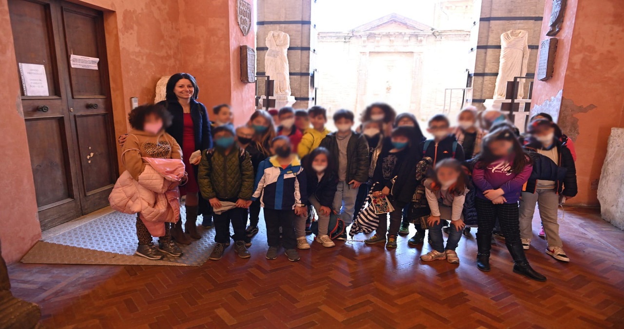 L'assessore Michela Glorio con i bambini in visita ai tesori di Osimo