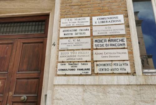Ennesimo atto vandalico nel centro di Ancona. Giovane tenta di entrare da una finestra del Consultorio, ma cade sul tetto di una macchina