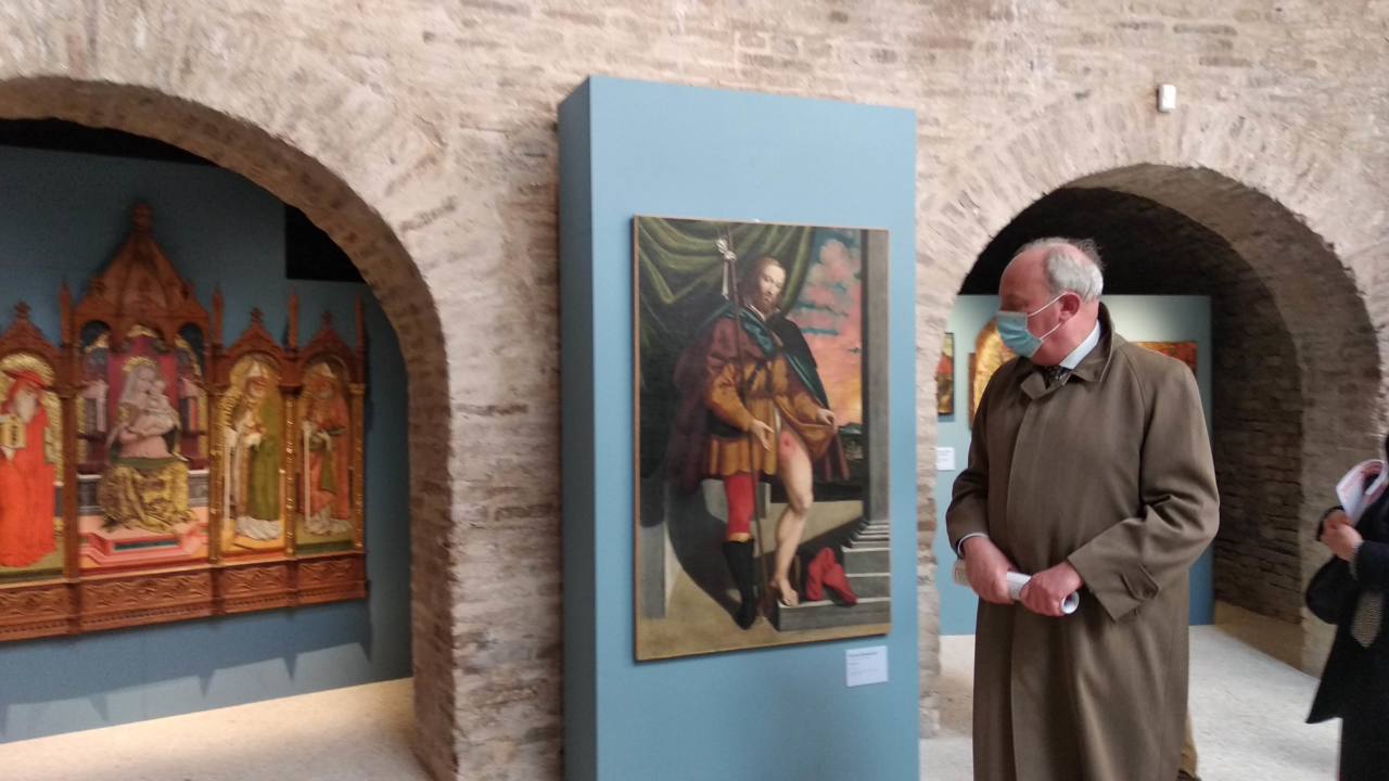 Il professor Stefano Papetti illustra la mostra a Loreto